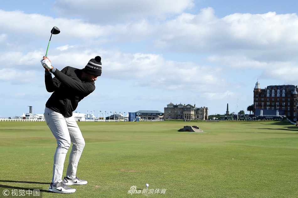 托尼-弗诺在果岭上专注推杆,眼神如鹰隼般锐利,身后广阔的球场与天空融为一体。