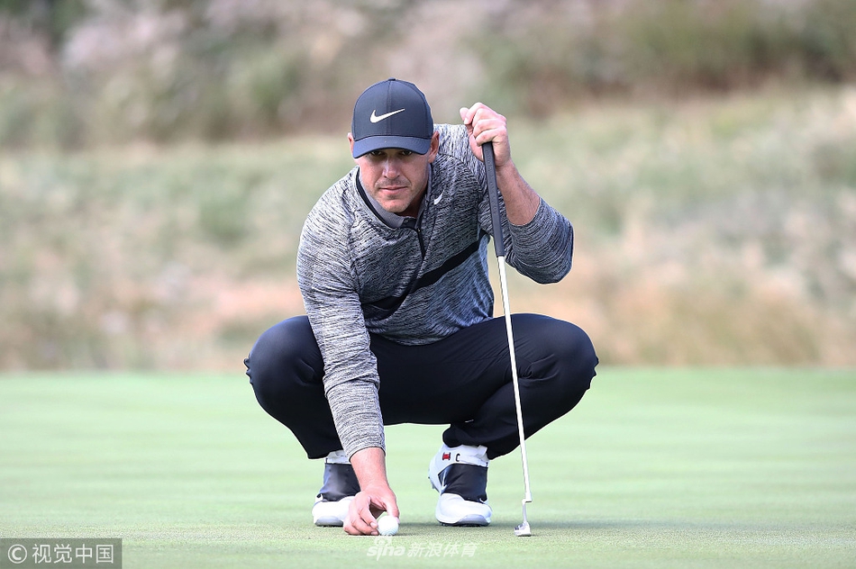 布鲁克斯·科普卡在九桥球场第15洞水障前凝神思考,展示顶级球手面对挑战时的专注与策略。