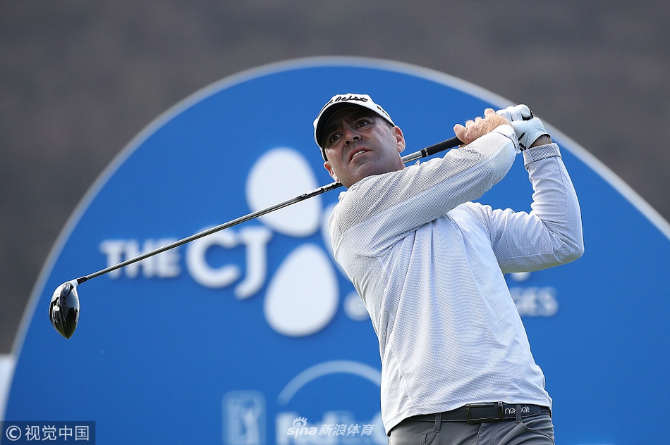 尼克·沃特尼结束比赛后与同组球员友好交流,体现了高尔夫运动连接人心的‘第九座桥’精神。