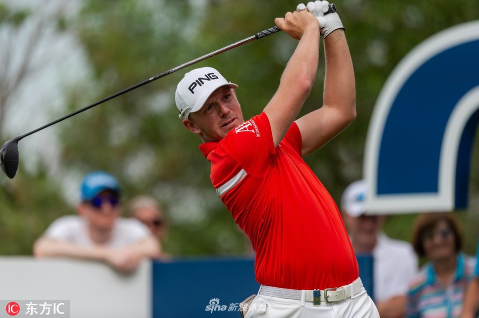 领先榜争冠阵营激烈缠斗,球员们在极具挑战性的沙漠球场环境中谨慎进攻