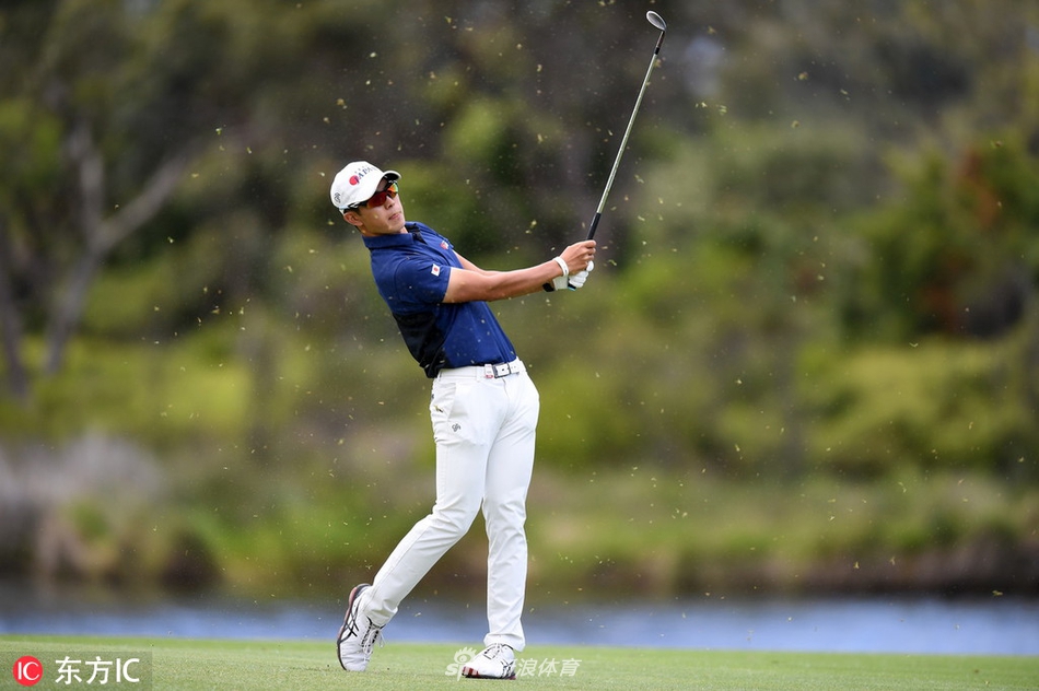 安瑟在比赛中露出自信的微笑，与球童击掌庆祝，背景是墨尔本标志性的古老砂岩俱乐部会所。