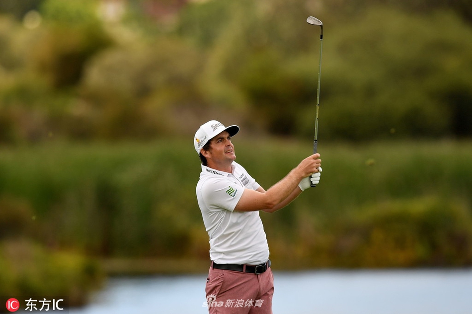 决赛轮开球前，安瑟在练习果岭上专注地练习推杆，清晨的阳光为整个场景镀上一层金色。