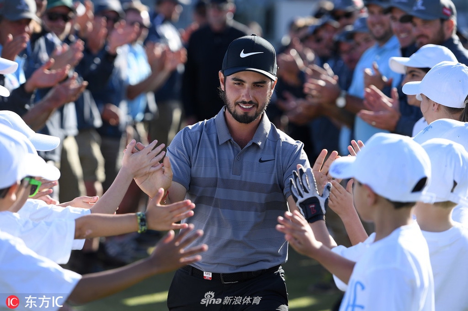 颁奖典礼上，安瑟亲吻古老的斯通黑文杯，奖杯在聚光灯下熠熠生辉，周围是喷洒的香槟与欢呼的人群。