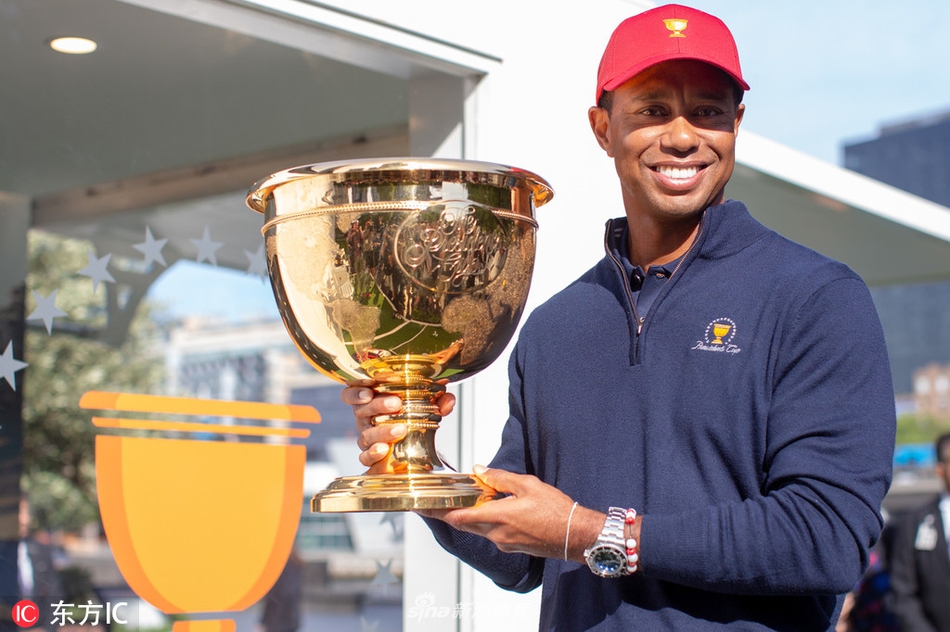 比赛间隙，伍兹作为队长与年轻队员亲切交谈，传递着经验与冷静。