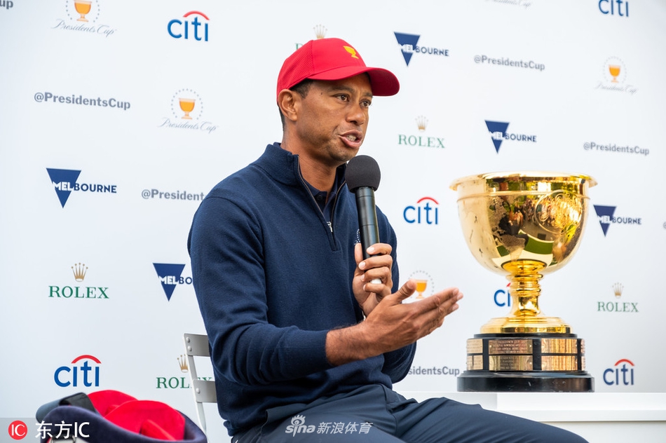 媒体日的长枪短炮聚焦于伍兹，记录下这位高尔夫巨人职业生涯中又一独特篇章。