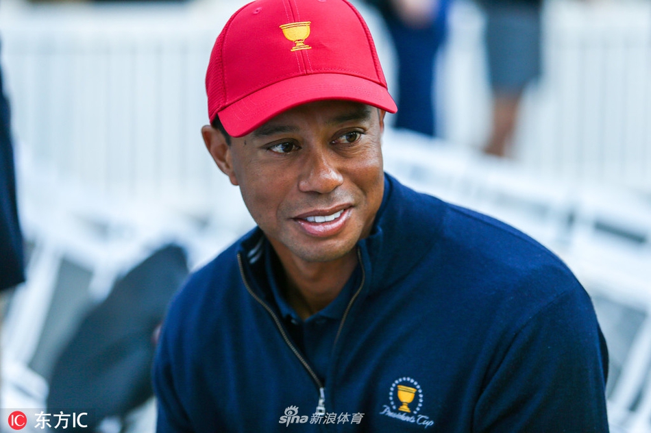 伍兹在球道上坚定挥杆，身体的扭转充满力量，目光紧随小白球飞行的轨迹。