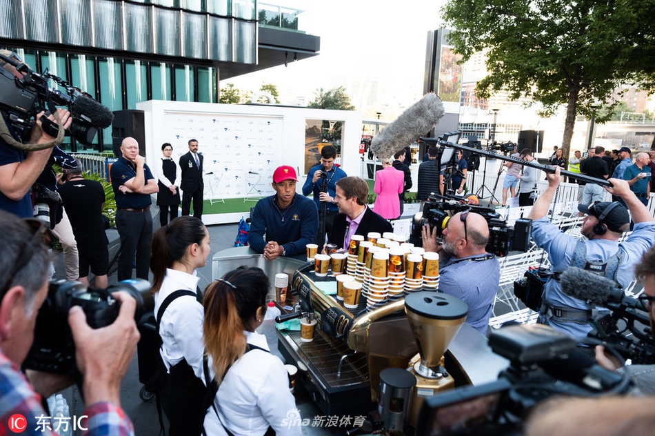 冠军奖杯静静陈列，金属表面倒映着过往的荣耀与即将上演的激烈争夺。