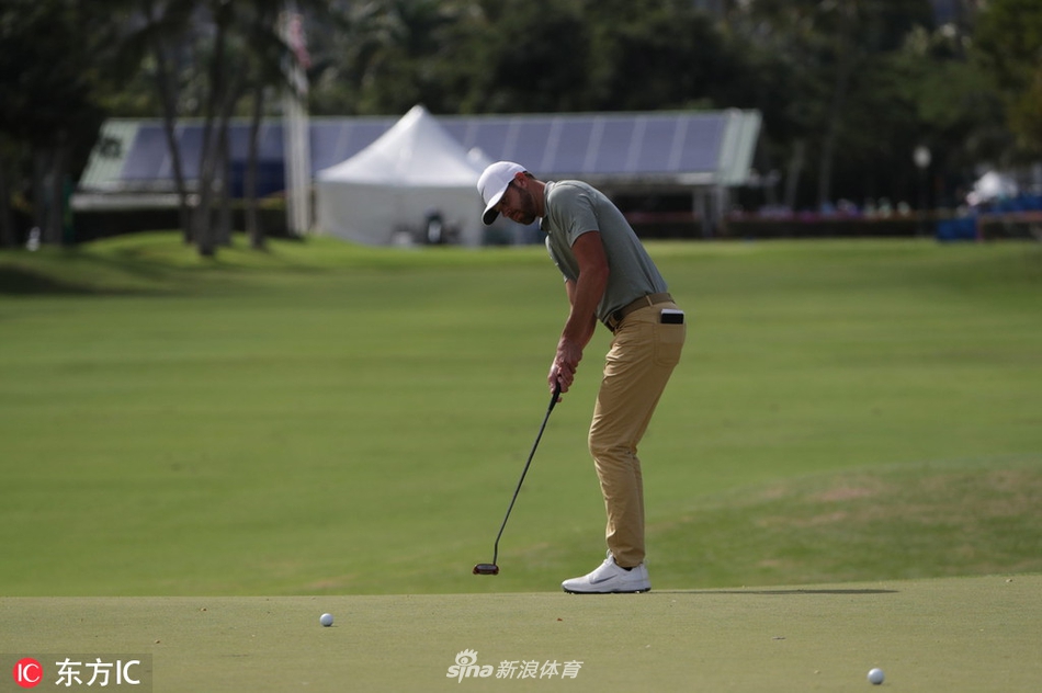 乔丹·斯皮思在首轮比赛中神色严峻，正从长草中艰难救球，显示出其挣扎的比赛状态。