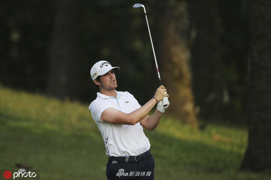 厄尼-埃尔斯在比赛中沉稳推击，展现高尔夫传奇人物的深厚功底与风范