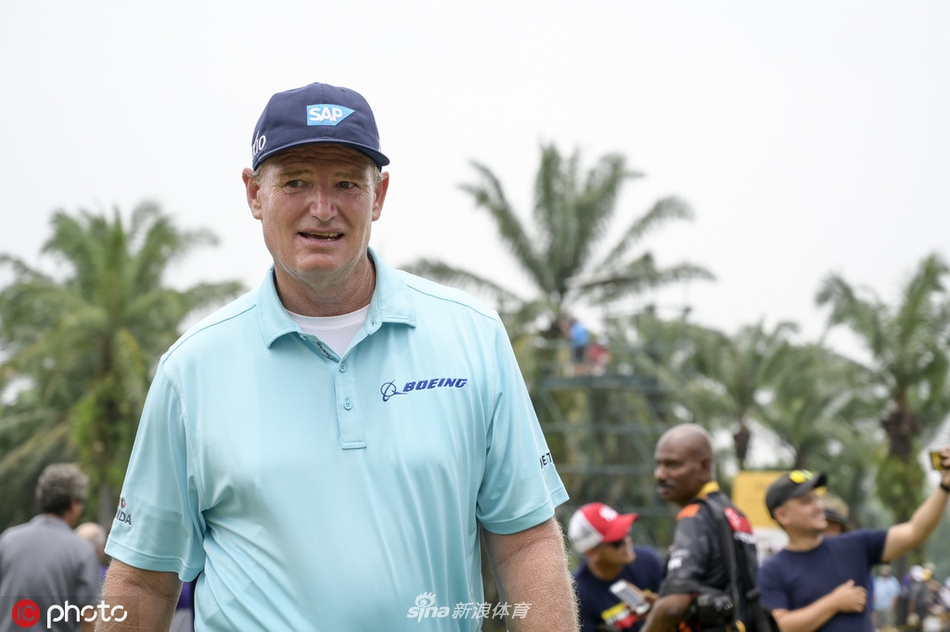 吉隆坡绍嘉纳高尔夫乡村俱乐部的广阔球道与葱郁树丛在阳光下构成一幅宁静画卷