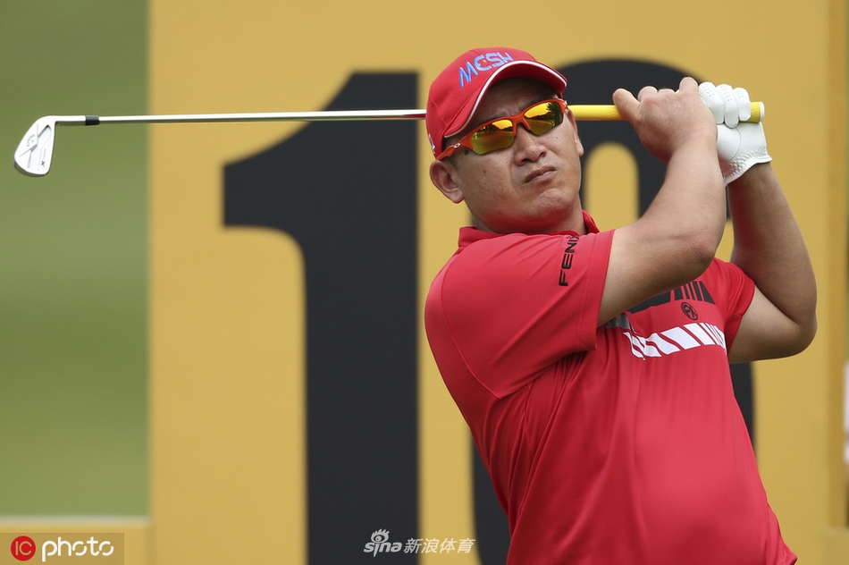 夕阳余晖洒满高尔夫球场，将球员和球车的影子拉长，画面静谧而富有诗意