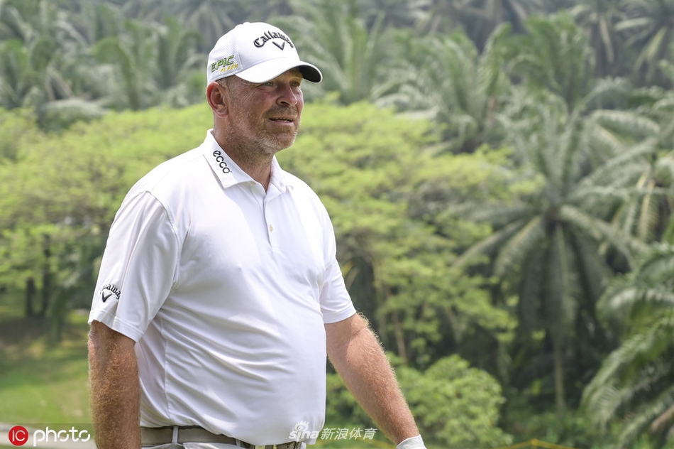 西班牙选手纳乔-埃尔韦拉在马来西亚的阳光下潇洒挥杆，身姿舒展而有力