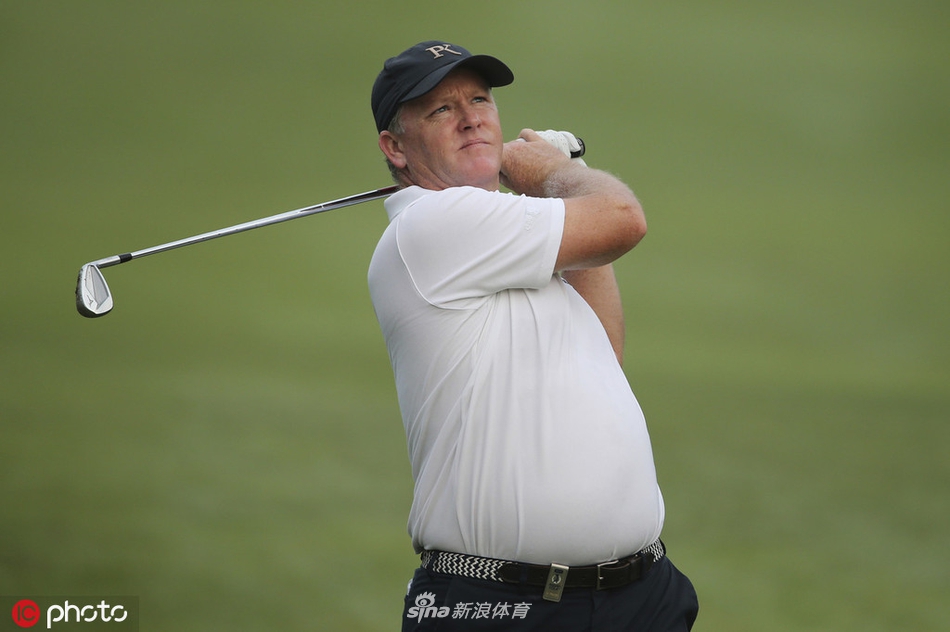 观众们聚集在风景如画的球场山坡上，聚精会神地欣赏着脚下激烈的赛事