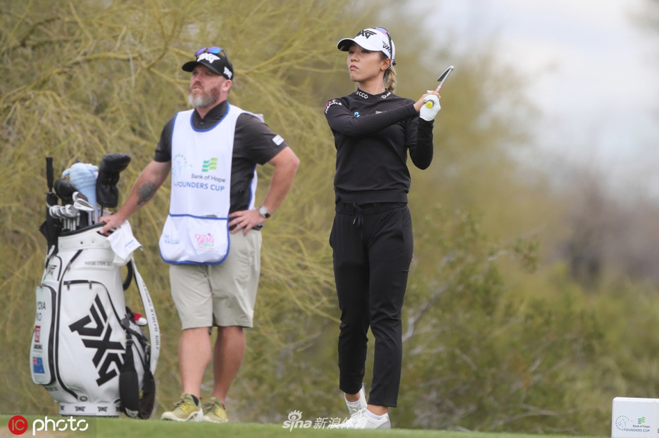 法国选手席琳波蒂尔在球道上优雅挥杆,她是首轮比赛一杆领先的领跑者