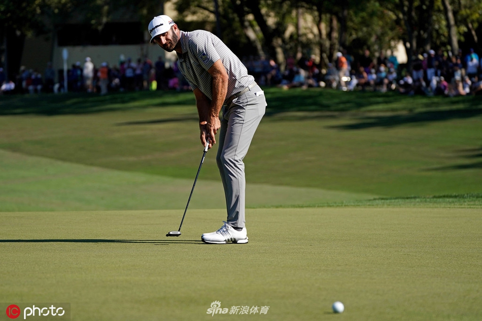 保罗·卡西在威士伯锦标赛第三轮中全神贯注地推杆，目光如炬，沉稳果敢，展现卫冕冠军的强大气场。