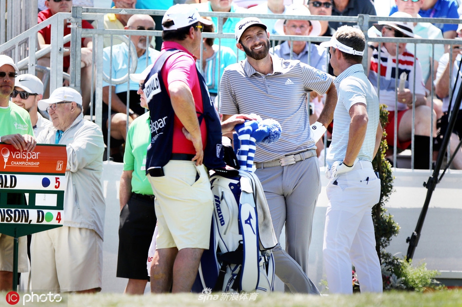 决赛轮开战前，达斯汀·约翰逊与卢克·唐纳德在练习果岭上并肩热身，两人神情专注，为最后的决战做最后准备。