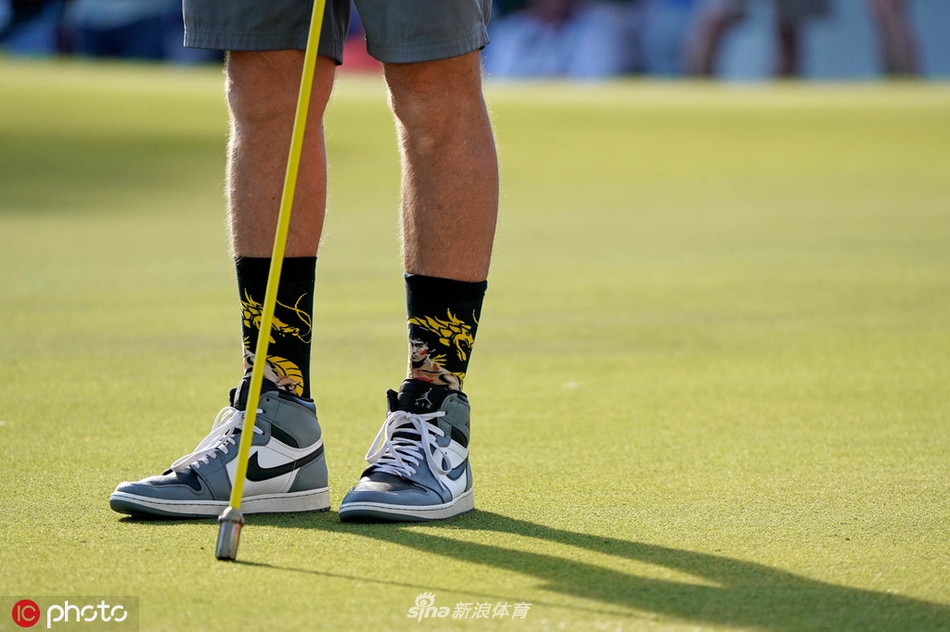 达斯汀·约翰逊在铜斑蛇球场第十八洞果断挥杆，强大的开球力量与标准的收杆姿态尽显王者风范。