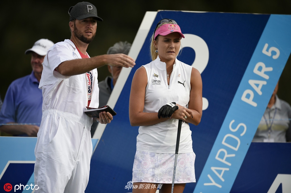 中国球员林希妤在球道上专注地进行击球准备，阳光洒在使命丘的草地上