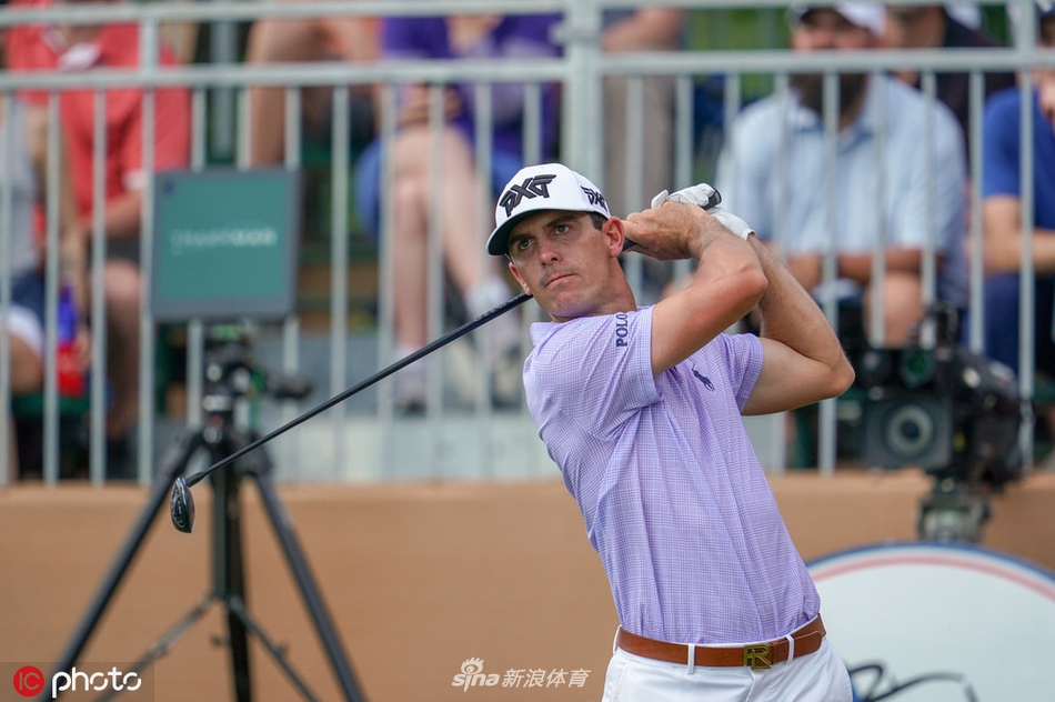 乔丹·斯皮思在发球台上准备开球，目光坚定地望向前方球道，寻求状态的突破。