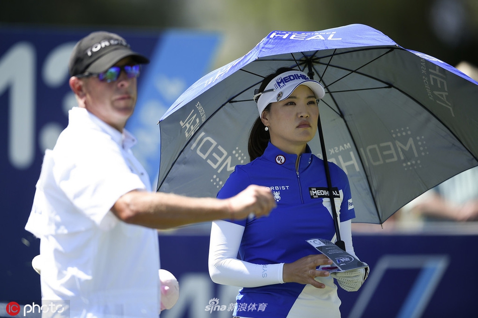 从空中俯瞰使命丘球场经典的18号洞，球道、果岭与环绕的湖水构成一幅壮丽画卷