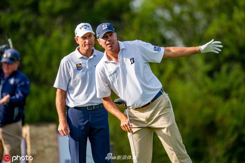 高尔夫球划过湛蓝的德州天空，形成一道优美的弧线，飞向远方的果岭。
