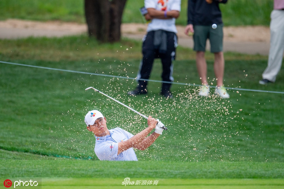 夕阳下的高尔夫球场宁静而壮美，结束比赛的球员与球童走在归途，拉出长长的影子。