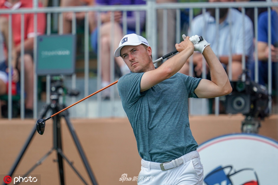 里奇·福勒在比赛中挥杆瞬间，动作流畅充满力量，橙色的着装一如他在赛场上的亮眼表现。