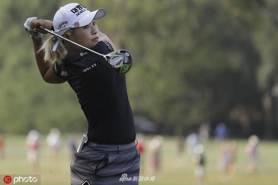 李晶恩与银质奖杯在媒体镜头前合影，身后是查尔斯顿标志性会所