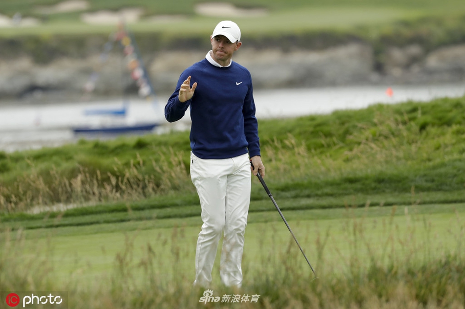 贾斯汀·罗斯在圆石滩第十八洞果岭推入关键小鸟后,握拳庆祝,神情坚定而兴奋,以完美姿态结束首轮领先之旅。