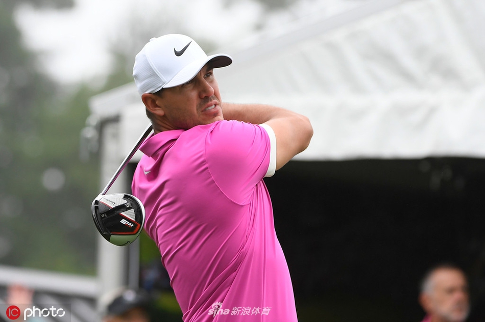 菲尔·米克尔森在果岭边展示其精湛的短杆技巧，这位两届赛事冠军渴望重温旧梦。