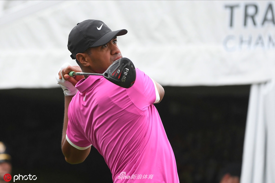 扎克·撒切尔在第十八洞果岭凝神推击，一记关键的小鸟推让他压哨加入领先集团。