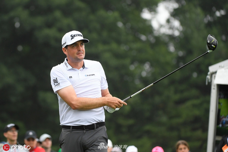 凯文·基斯纳全神贯注准备击球，他在匹配赛中的强大表现让人期待他在比杆赛中的发挥。