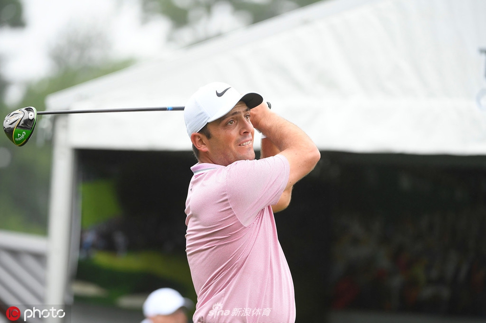 巴巴·沃森注视小白球飞行轨迹，作为三届赛冠军，他的每一次挥杆都引人注目。