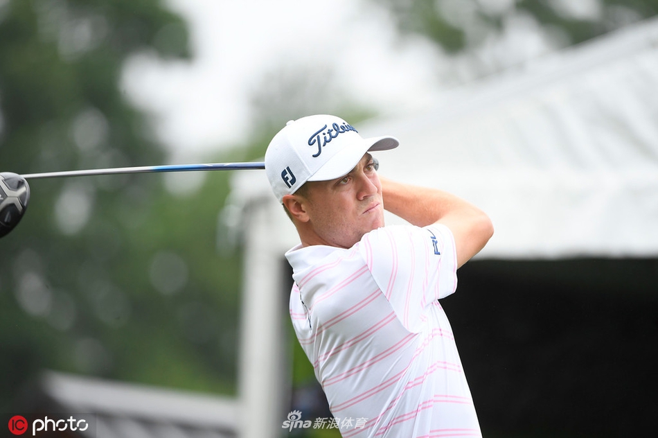 保罗·卡西在球道上自信挥杆，他对TPC河流高地球场情有独钟，屡有佳绩。