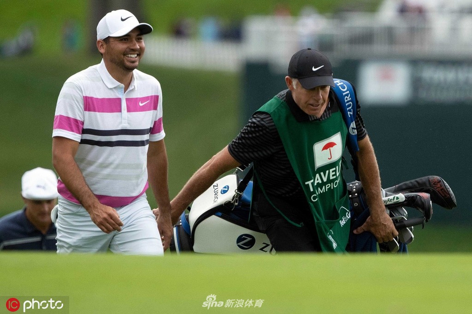 乔丹·斯皮思在TPC高地河流球场的球道长草中寻找小球，眉头紧锁，卫冕冠军本周手感不佳，未能重现昔日辉煌。