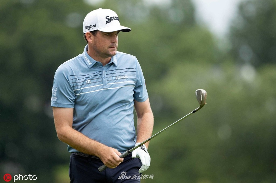 扎克·撒切尔在旅行者锦标赛第二轮比赛中专注推杆，他身后的果岭在雨水中显得格外翠绿，这位从伤病中走出的选手神情坚毅，手握单独领先。
