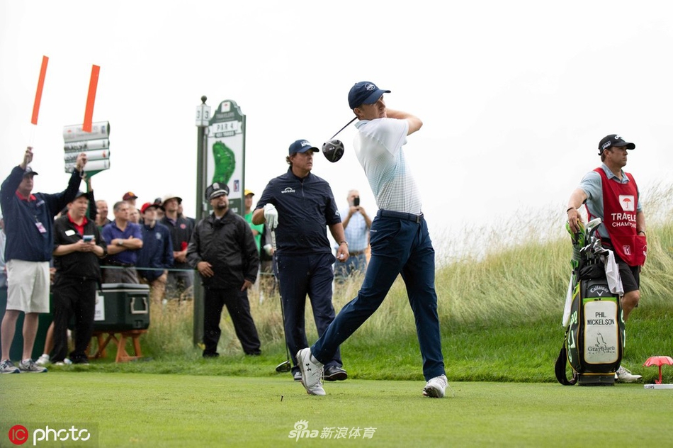 观众聚集在TPC高地河流著名的第十五洞水塘边，屏息凝神观看球员挑战这个风险与机遇并存的三杆洞，现场充满了大赛的紧张氛围。