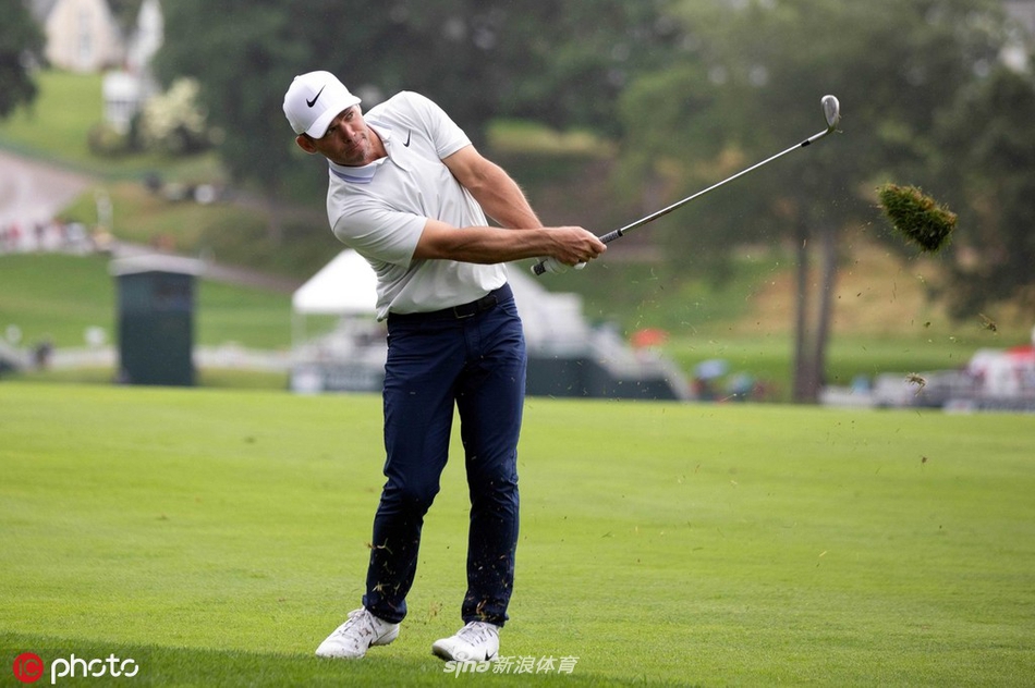 巴巴·沃森在旅行者锦标赛次轮开球，他标志性的粉红色一号木杆头在阳光下划过，作为赛事多次冠军得主，他依然是周末不可忽视的竞争者。