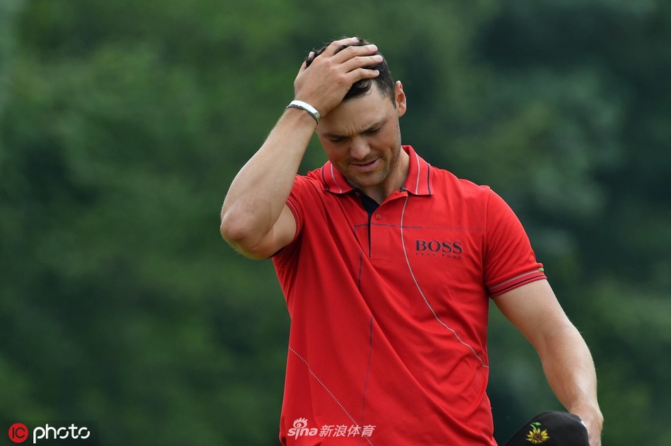 赛事颁奖典礼上,冠军帕万高举BMW国际公开赛特色奖杯,香槟的泡沫与胜利的喜悦一同飞扬