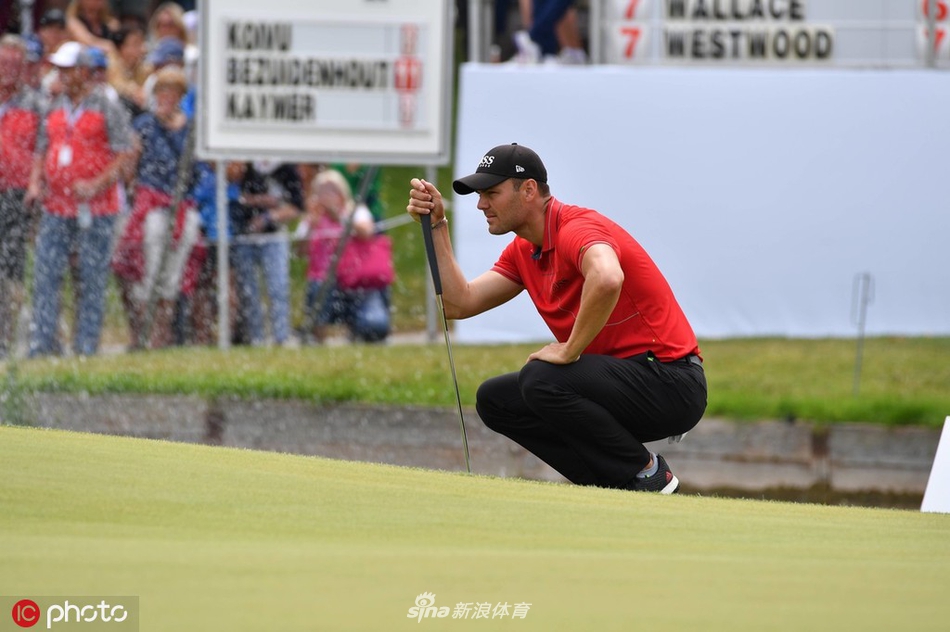 乔丹·史密斯在第三轮比赛中全神贯注地观察果岭推杆线路,他当天交出无柏忌的66杆,一举夺得领先