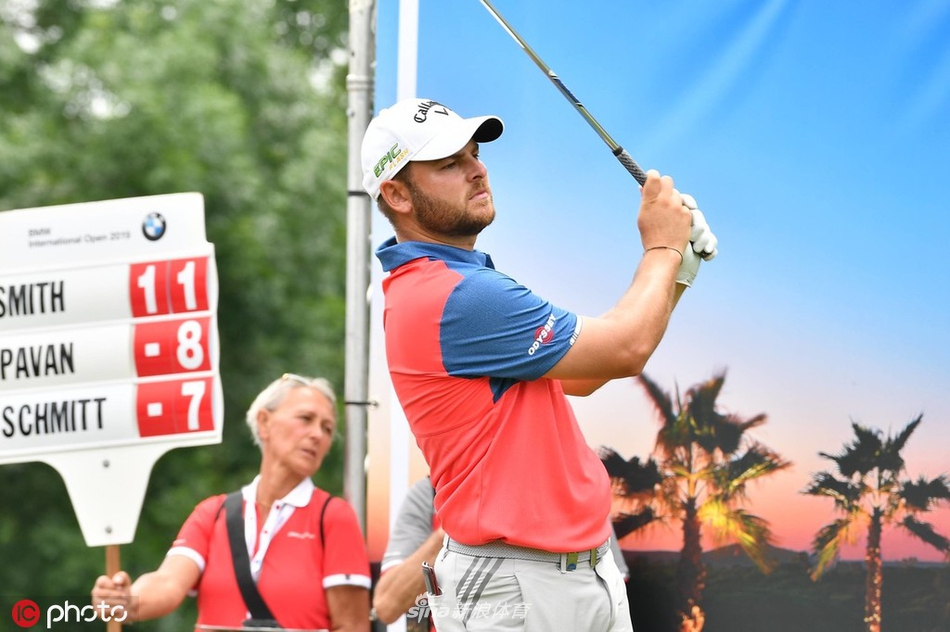 帕万与球童在夺冠后深情拥抱分享喜悦,这场胜利是他职业生涯的第二座欧巡赛奖杯