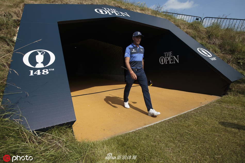 中国球员李昊桐在练习轮中开球，神情专注，为连续第三届英国公开赛做精心准备