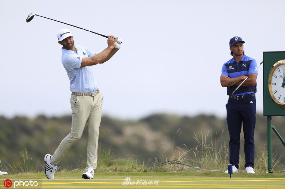 里奇·福勒在练习果岭上专注推杆，其标志性的橙色装扮在北爱尔兰的绿茵上格外醒目