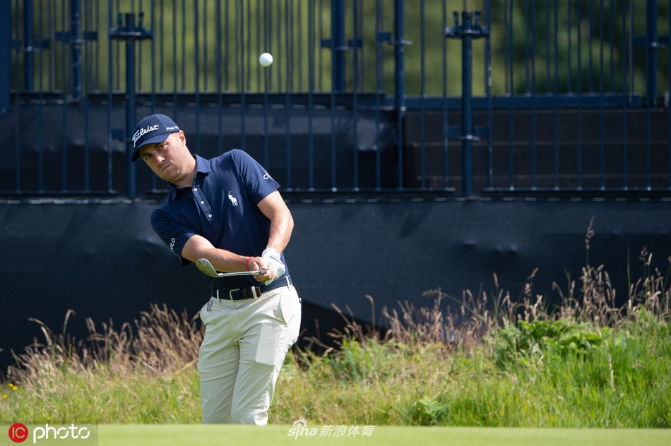 练习日现场簇拥着大量热情球迷，见证球星们为大赛做最后准备
