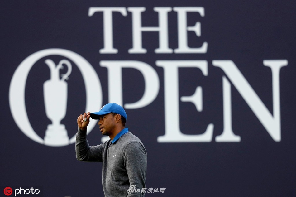 伍兹在第15洞抓下全天唯一小鸟后,面向观众张开双臂庆祝,脸上露出了久违的、略带释然的笑容,这是艰苦比赛中难得的闪光时刻。