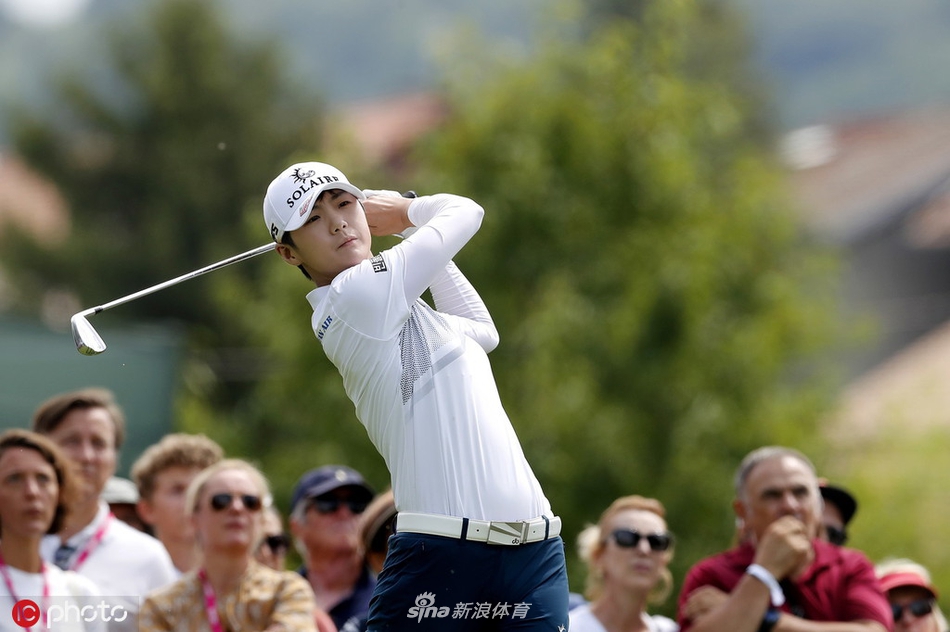 金孝周在依云锦标赛第三轮中全神贯注，于绿意盎然的球道上准备关键一击，神情专注而自信。