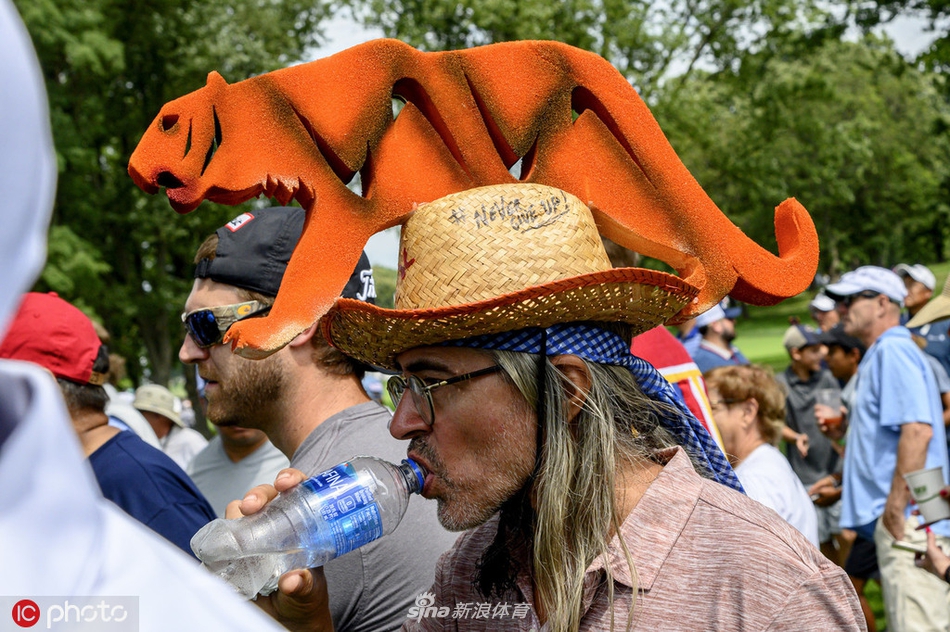 大批球迷聚集在赛场周围，聚精会神地观看比赛，气氛热烈