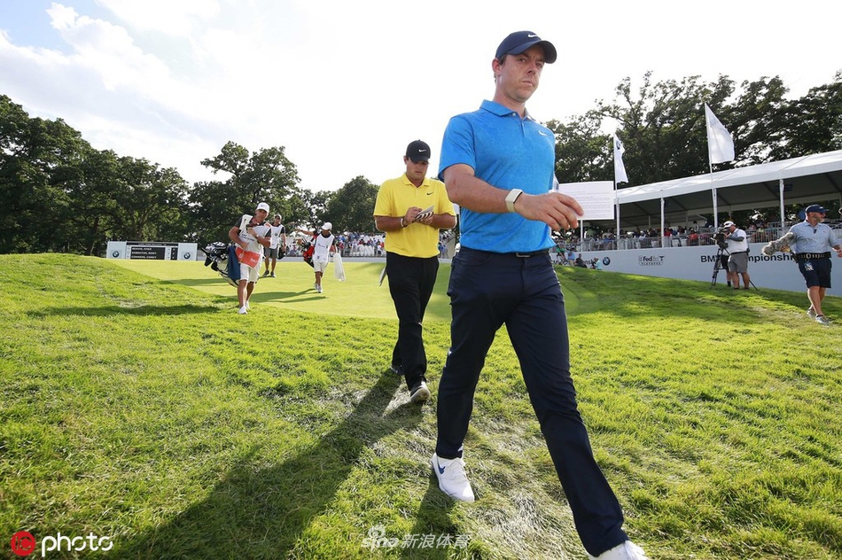 托尼·弗诺在球道上优雅地挥动铁杆，进行攻果岭一击，动作流畅而稳定