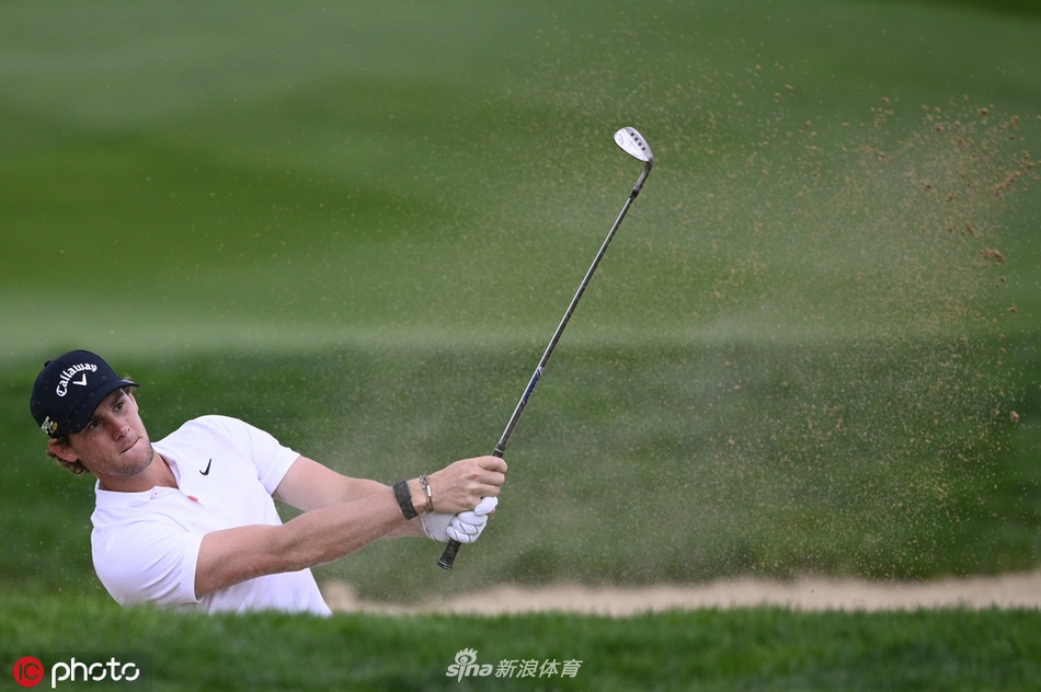 李·韦斯特伍德在果岭环边运用巧妙的切杆技术，小球轻柔落地后滚向洞杯，展示其精湛的短杆手感。