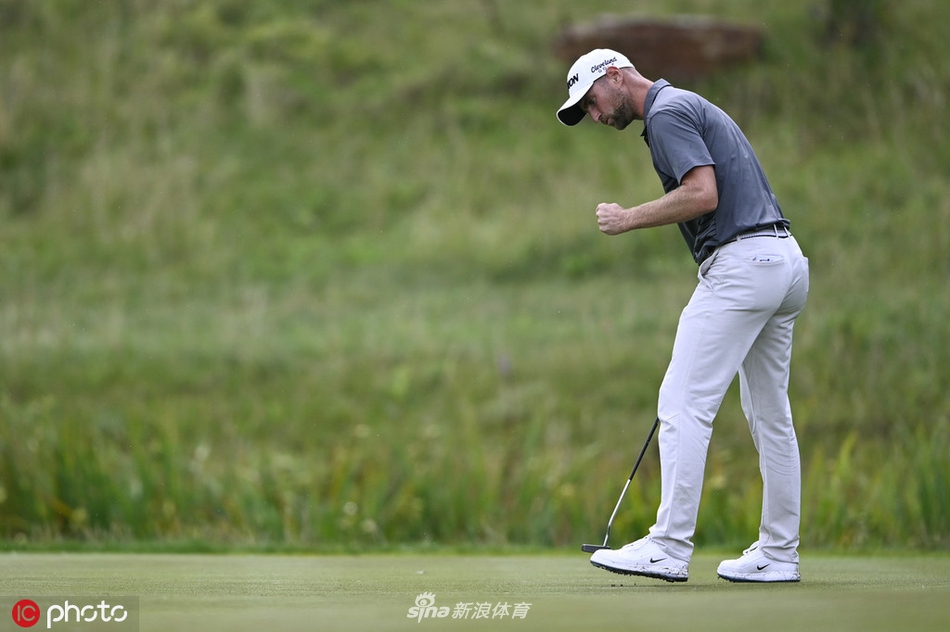 捷克本土球手阿莱斯·科里内克推入关键一推后，紧握拳头庆祝，脸上洋溢着自豪与喜悦，主场观众欢声雷动。